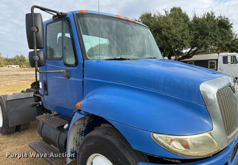 image for item EJ3118 2003 International  4400 semi truck