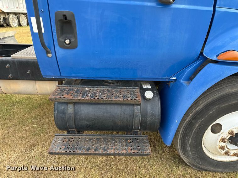 image for item EJ3118 2003 International  4400 semi truck