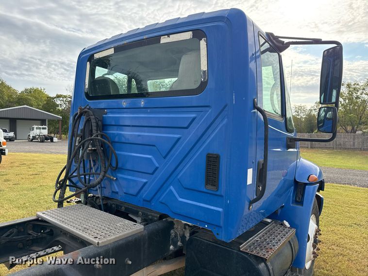 image for item EJ3118 2003 International  4400 semi truck