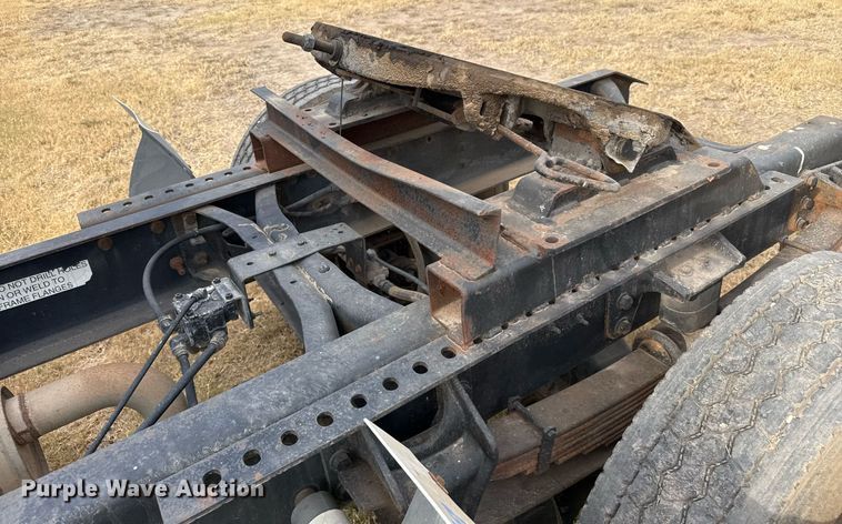 image for item EJ3118 2003 International  4400 semi truck