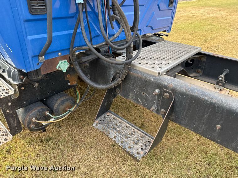 image for item EJ3118 2003 International  4400 semi truck