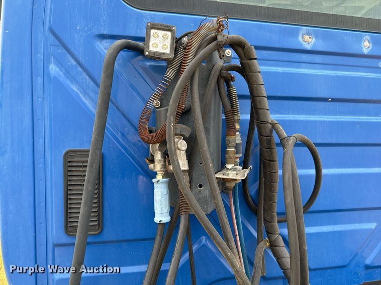 image for item EJ3118 2003 International  4400 semi truck