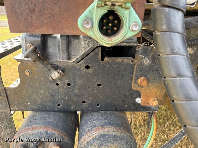 image for item EJ3118 2003 International  4400 semi truck