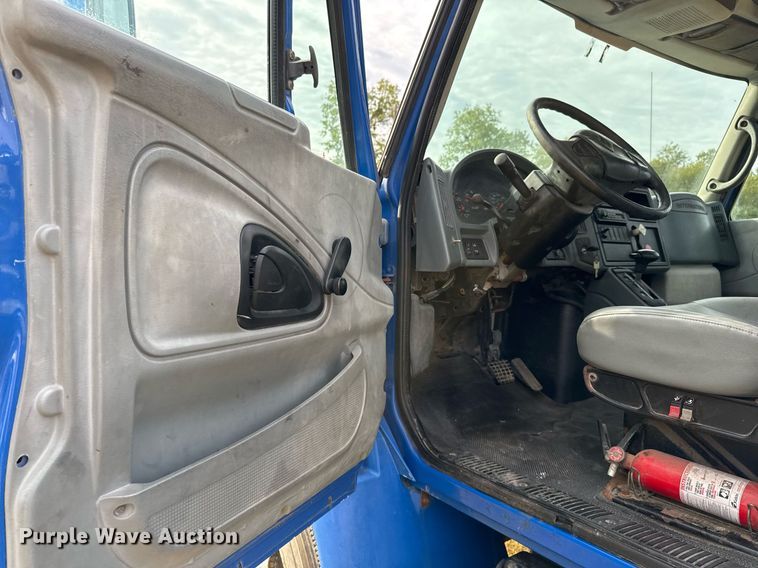 image for item EJ3118 2003 International  4400 semi truck