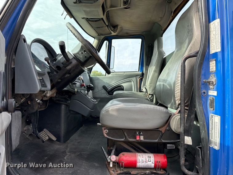 image for item EJ3118 2003 International  4400 semi truck