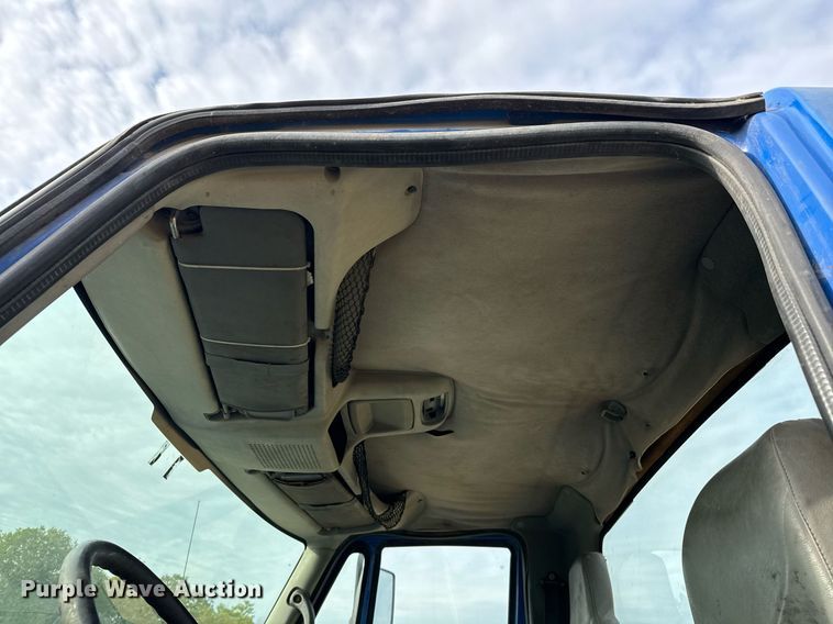 image for item EJ3118 2003 International  4400 semi truck