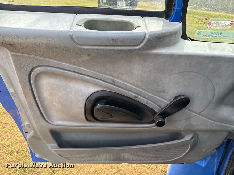 image for item EJ3118 2003 International  4400 semi truck