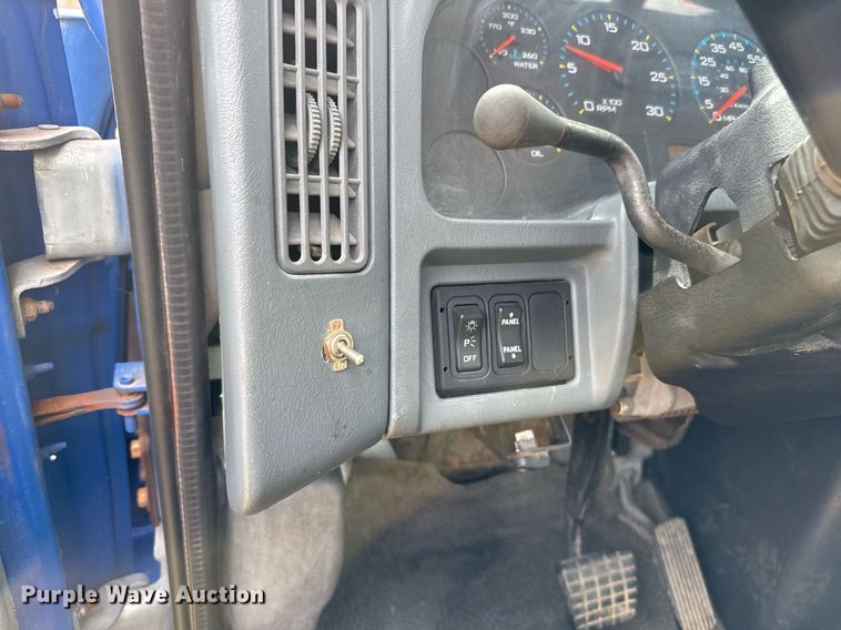 image for item EJ3118 2003 International  4400 semi truck