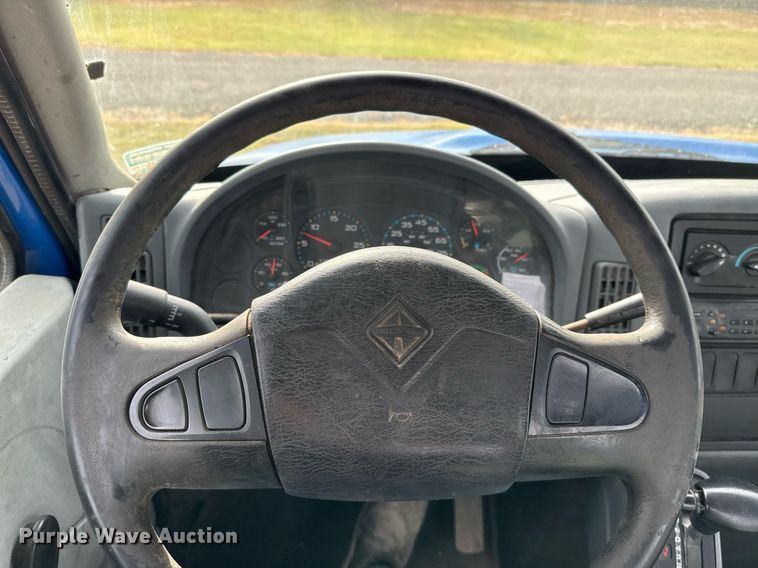 image for item EJ3118 2003 International  4400 semi truck