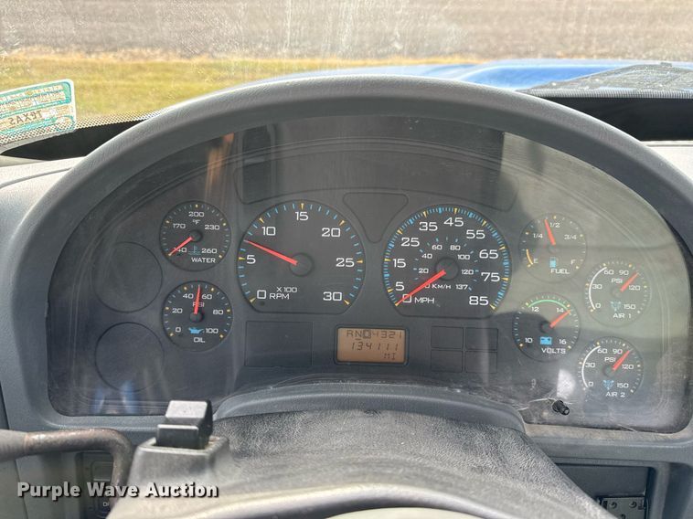 image for item EJ3118 2003 International  4400 semi truck