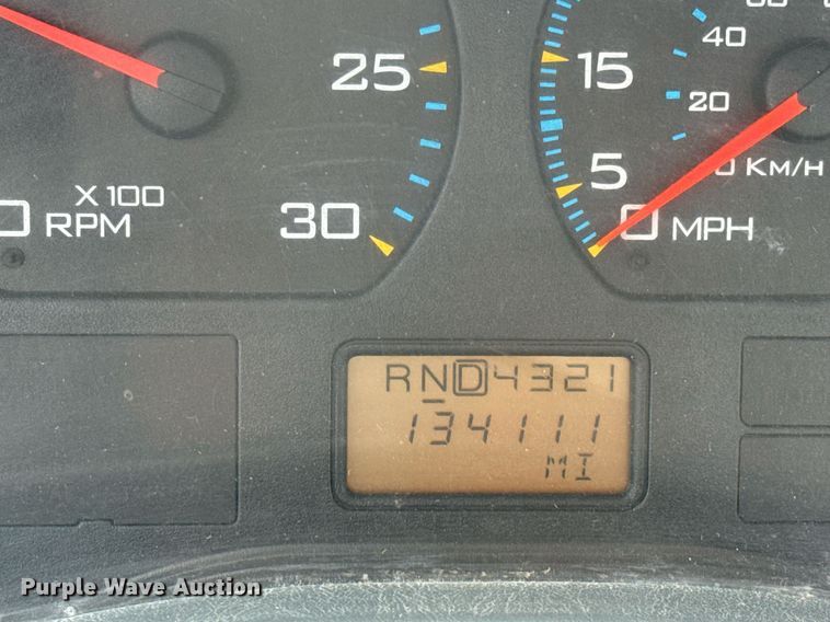 image for item EJ3118 2003 International  4400 semi truck