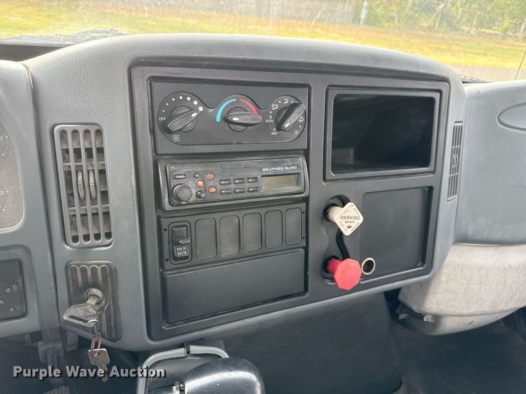 image for item EJ3118 2003 International  4400 semi truck