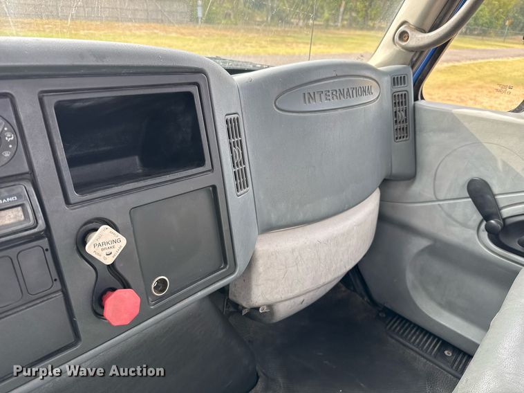 image for item EJ3118 2003 International  4400 semi truck