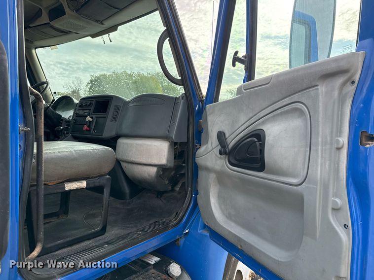 image for item EJ3118 2003 International  4400 semi truck