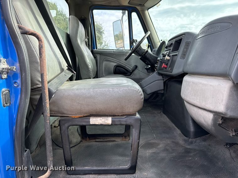 image for item EJ3118 2003 International  4400 semi truck