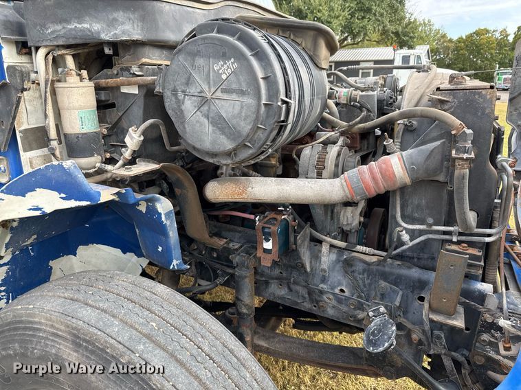 image for item EJ3118 2003 International  4400 semi truck