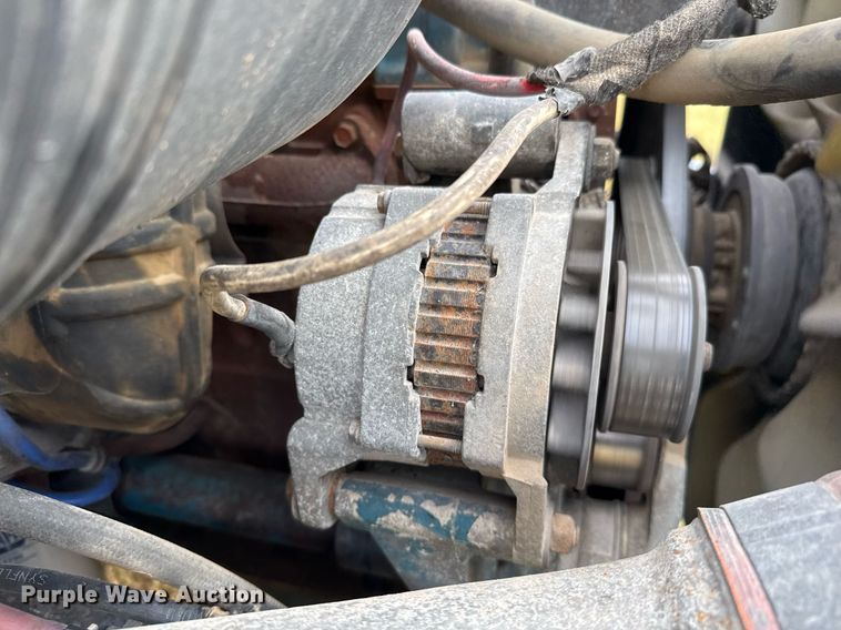 image for item EJ3118 2003 International  4400 semi truck