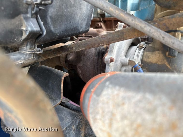 image for item EJ3118 2003 International  4400 semi truck