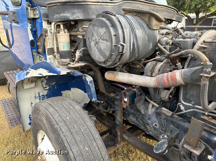 image for item EJ3118 2003 International  4400 semi truck