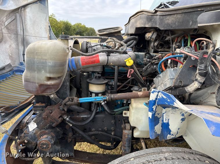 image for item EJ3118 2003 International  4400 semi truck