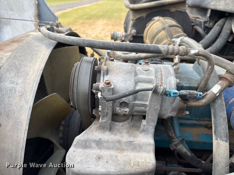 image for item EJ3118 2003 International  4400 semi truck