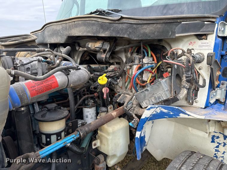 image for item EJ3118 2003 International  4400 semi truck