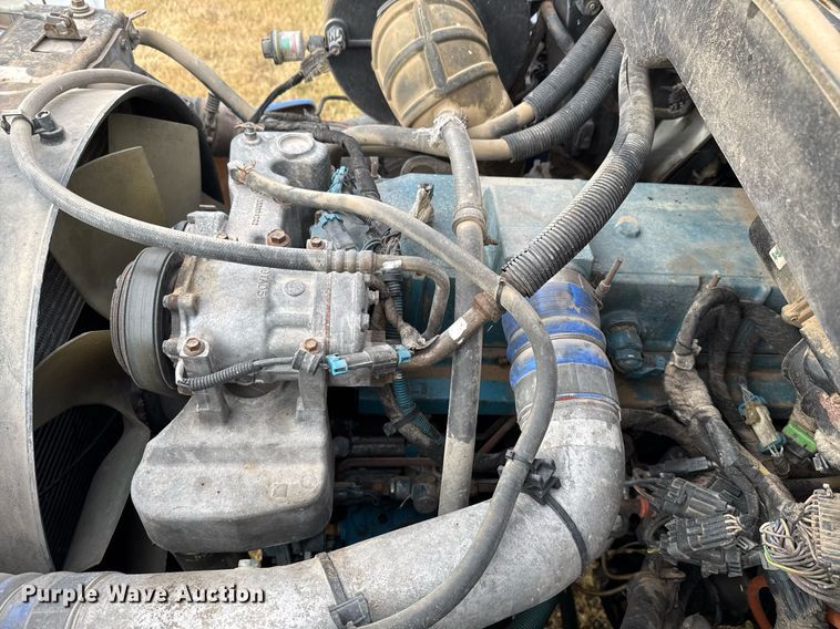 image for item EJ3118 2003 International  4400 semi truck