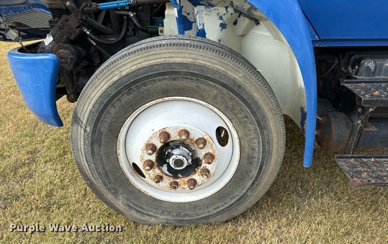 image for item EJ3118 2003 International  4400 semi truck