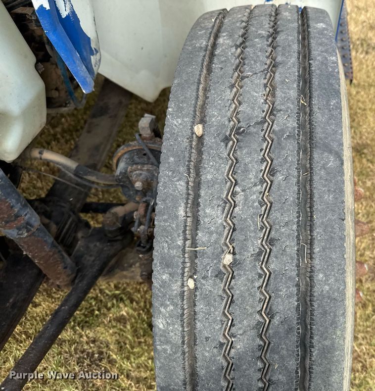 image for item EJ3118 2003 International  4400 semi truck