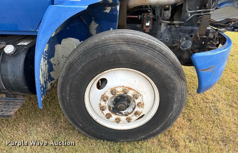 image for item EJ3118 2003 International  4400 semi truck