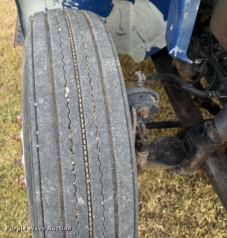 image for item EJ3118 2003 International  4400 semi truck