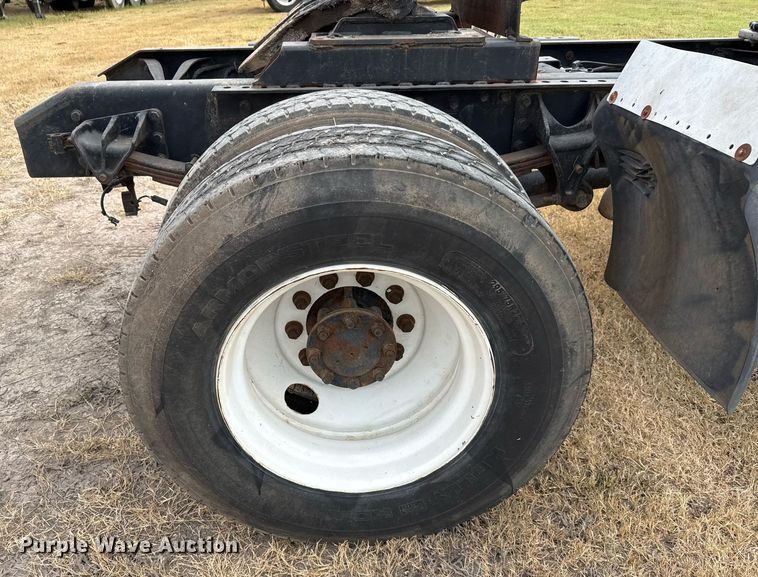 image for item EJ3118 2003 International  4400 semi truck