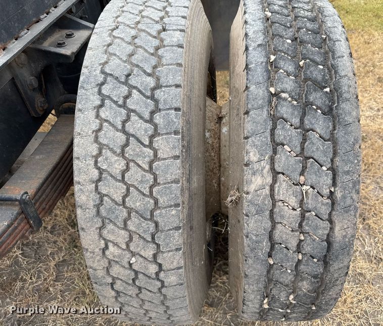 image for item EJ3118 2003 International  4400 semi truck