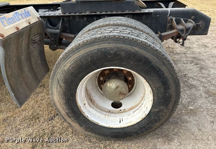 image for item EJ3118 2003 International  4400 semi truck