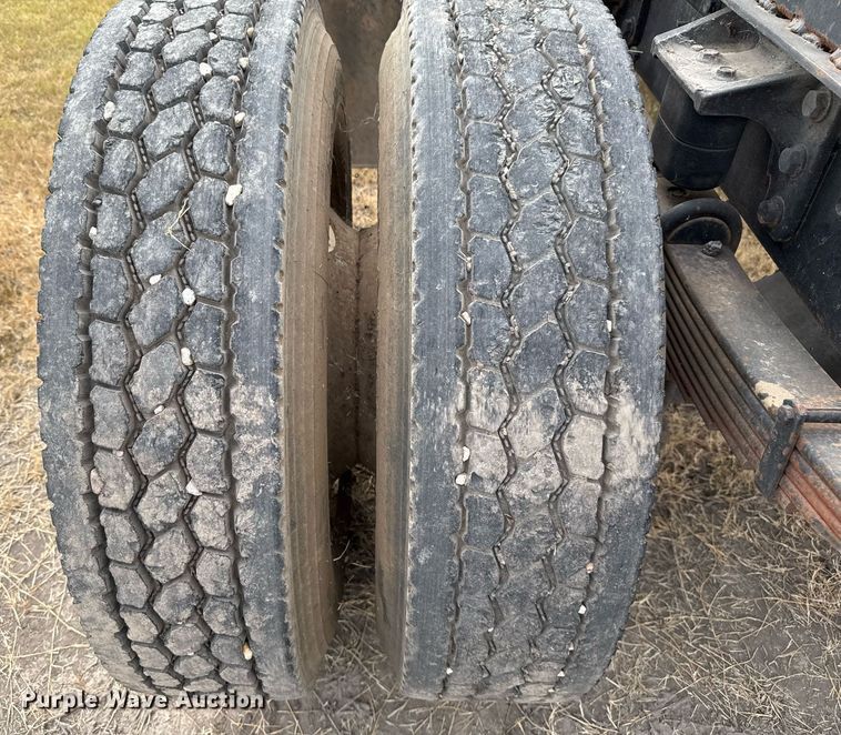 image for item EJ3118 2003 International  4400 semi truck