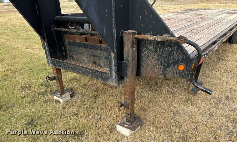 image for item EJ3119 2006 Big Tex 22GN equipment trailer