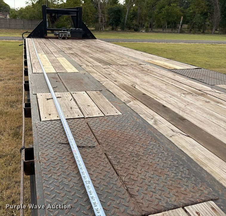 image for item EJ3119 2006 Big Tex 22GN equipment trailer