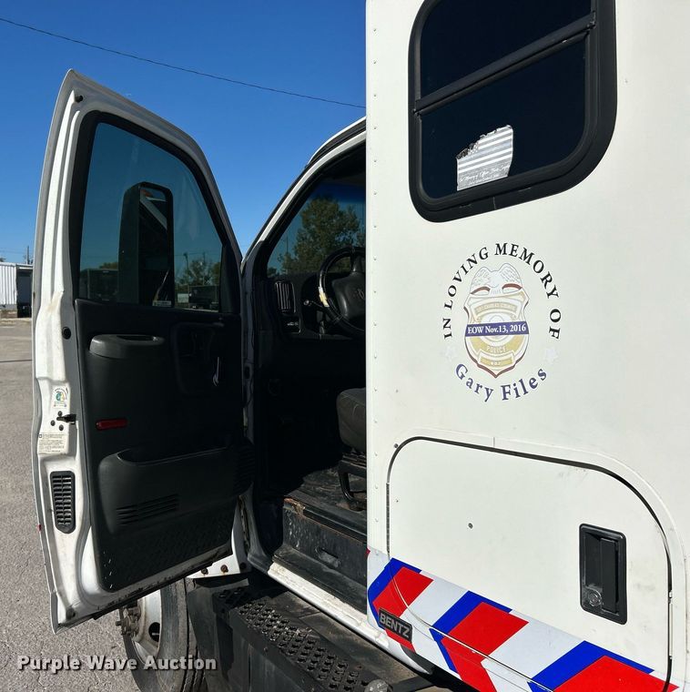 image for item EK3582 2006 Chevrolet C7500 rollback truck