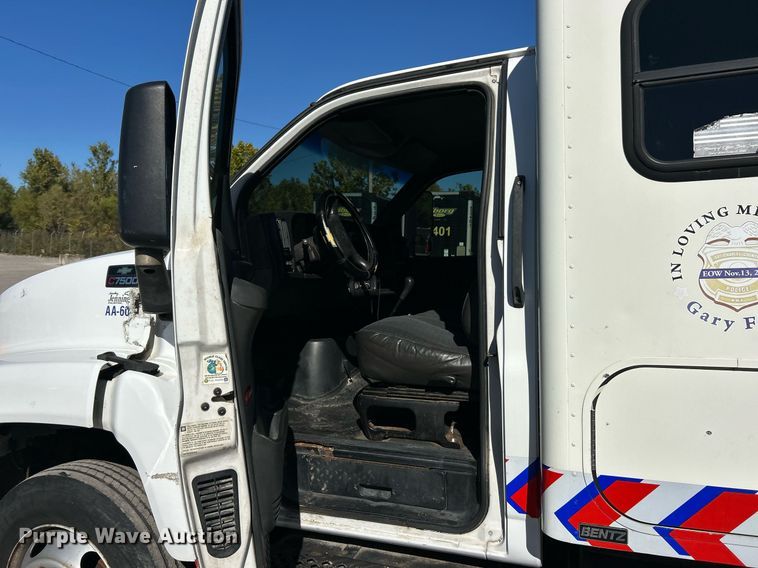 image for item EK3582 2006 Chevrolet C7500 rollback truck