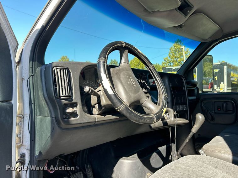 image for item EK3582 2006 Chevrolet C7500 rollback truck