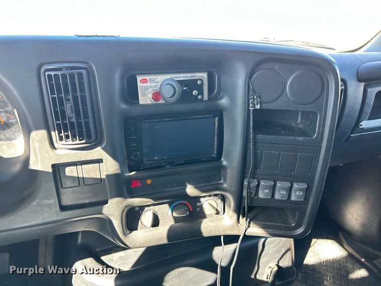 image for item EK3582 2006 Chevrolet C7500 rollback truck