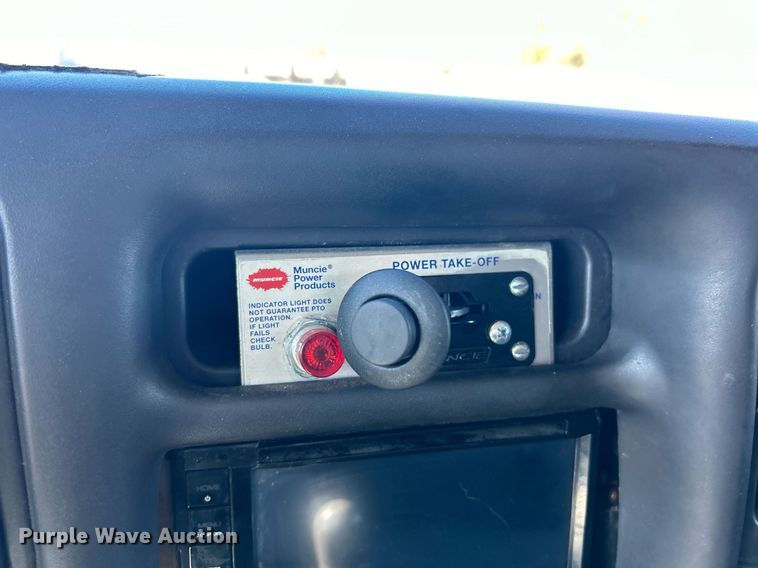 image for item EK3582 2006 Chevrolet C7500 rollback truck