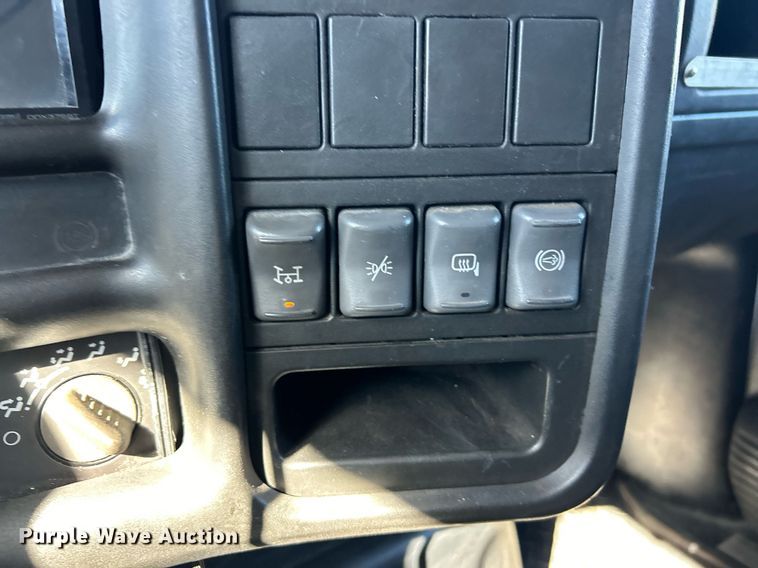 image for item EK3582 2006 Chevrolet C7500 rollback truck