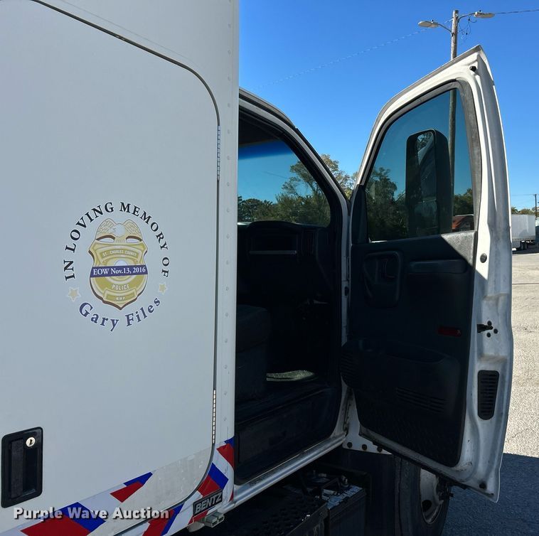 image for item EK3582 2006 Chevrolet C7500 rollback truck