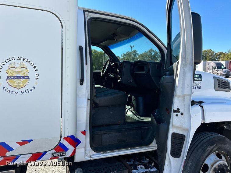 image for item EK3582 2006 Chevrolet C7500 rollback truck