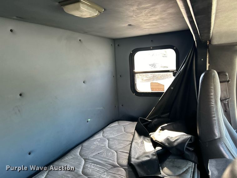 image for item EK3582 2006 Chevrolet C7500 rollback truck