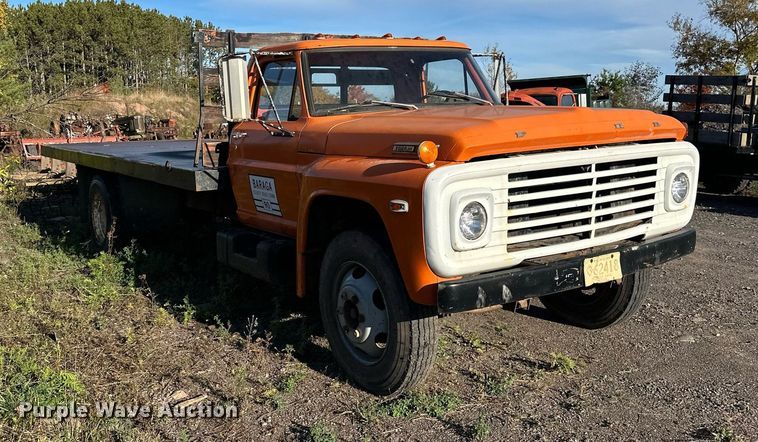 image for item EN2512 1969 Ford 600 flatbed truck