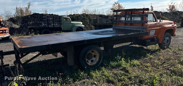 image for item EN2512 1969 Ford 600 flatbed truck