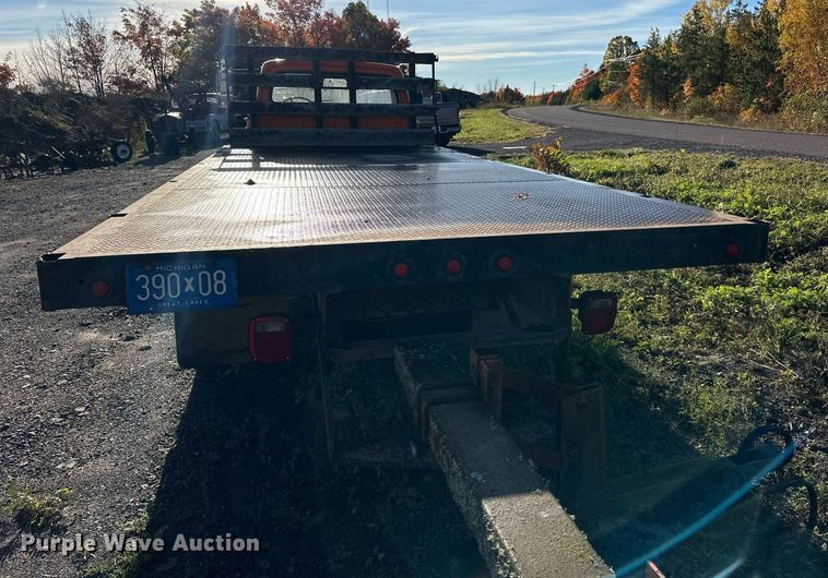 image for item EN2512 1969 Ford 600 flatbed truck