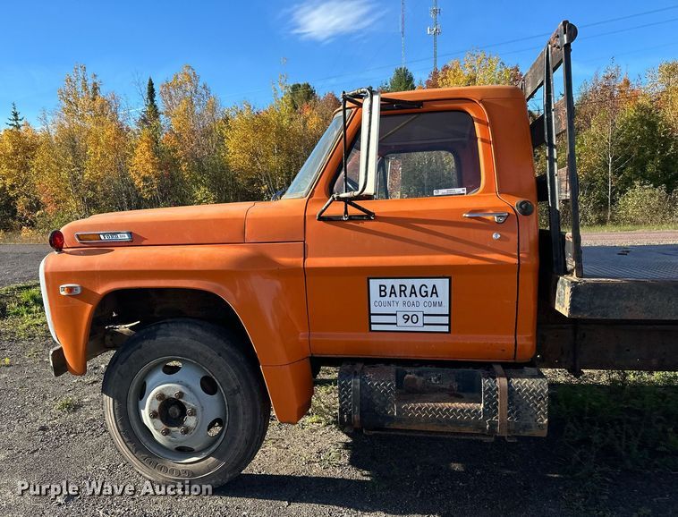 image for item EN2512 1969 Ford 600 flatbed truck
